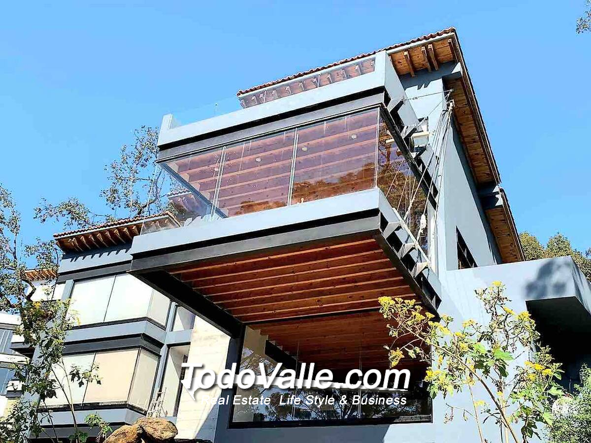 Hermosa fachada de casa en venta o renta en Valle de Bravo